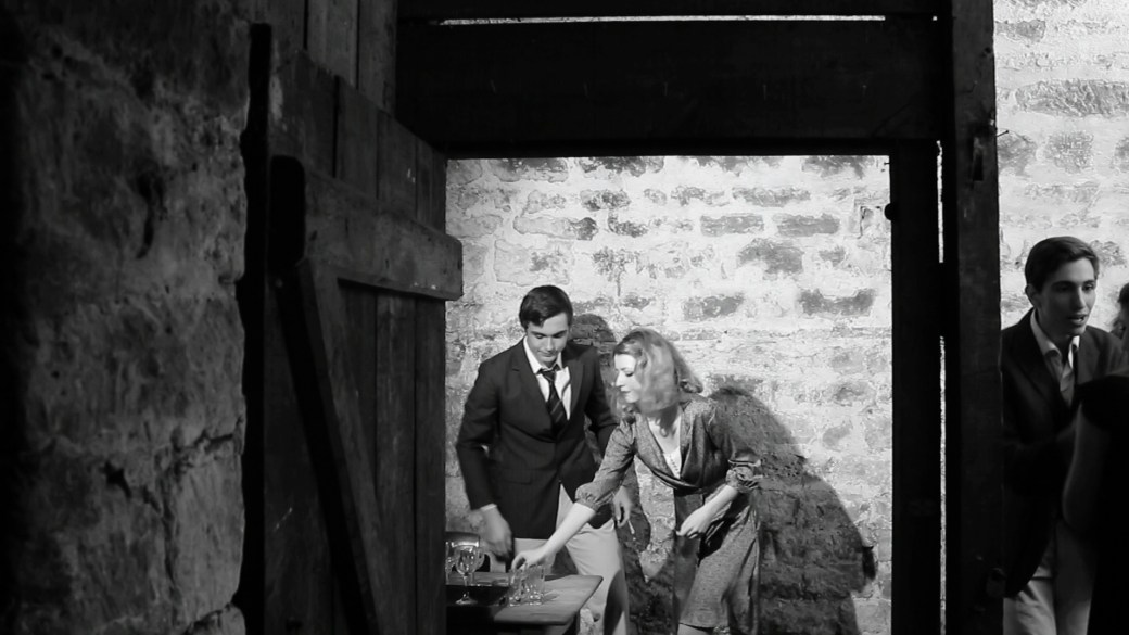 Tandis que nous n'y sommes pas